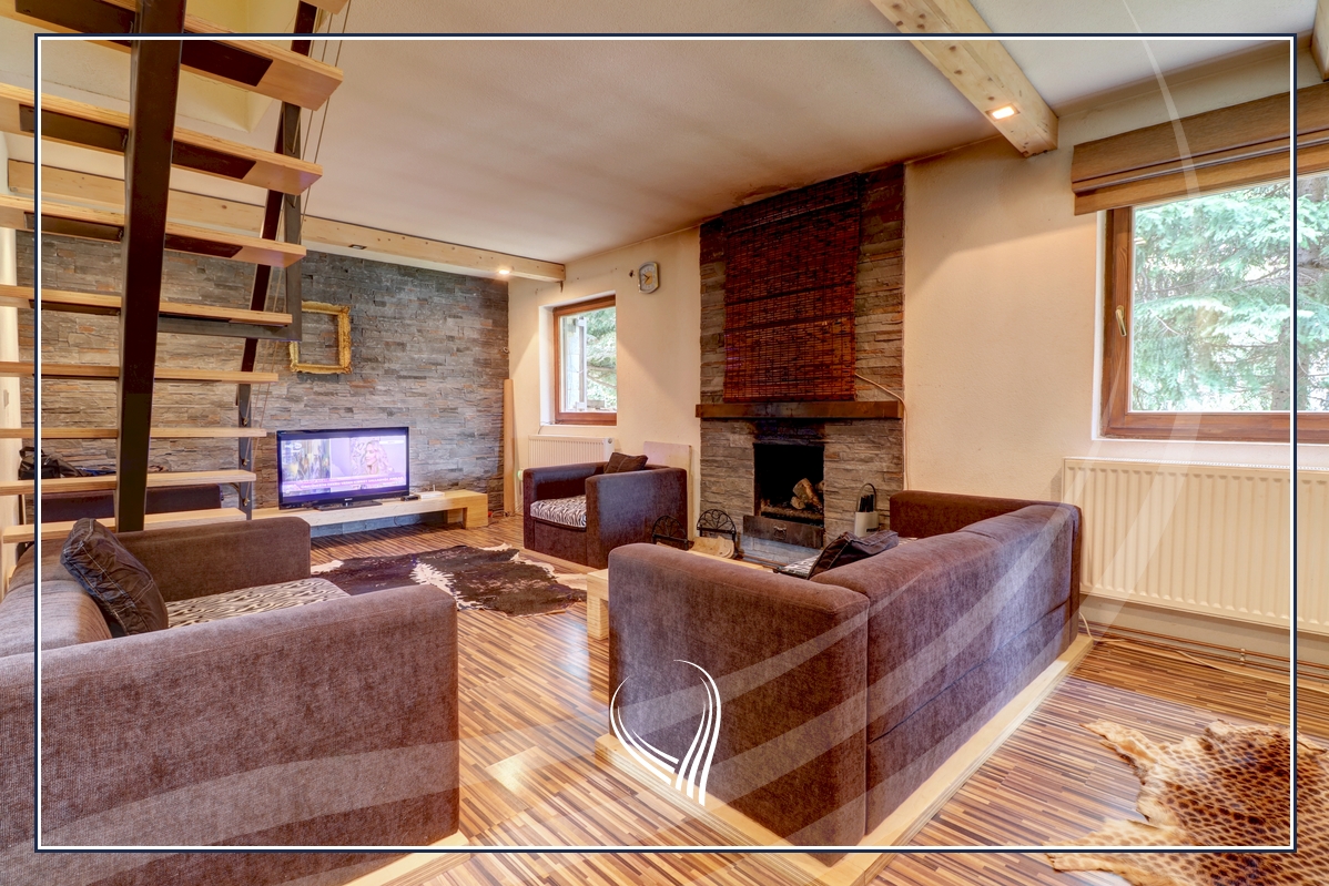 woman singing on stage